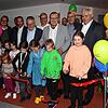 Mit einem beherzten Schnitt durchtrennen kleine Patienten der Nachsorgeklinik Tannheim bei der Eröffnung des neuen Kinderhauses das rote ...