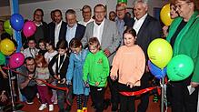 Mit einem beherzten Schnitt durchtrennen kleine Patienten der Nachsorgeklinik Tannheim bei der Eröffnung des neuen Kinderhauses das rote ...