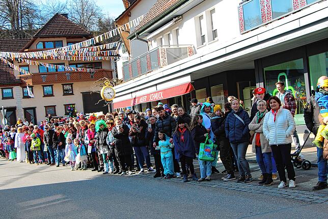 Bild 32: Groß und Klein feiern den Familienumzug am Fasnetssunndig
