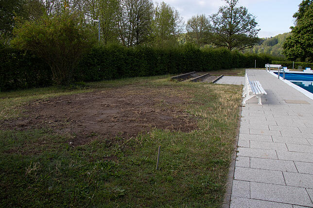 Machbarkeitsstudie: An mehreren Stellen wurde rund um das Becken des Freibads Waldshut der Baugrund mithilfe eines Baggers überprüft.
