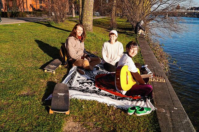 Laura Winkel (Mitte), Luis Kemper (links), beide Philosophie-Studenten, und Selina Angeli am Seerhein.