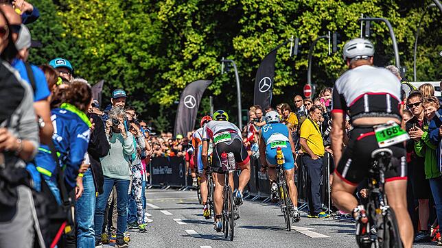 Die Fahrräder dicht an dicht, daneben zahlreiche Zuschauer, welche die Athleten anfeuern: Solche Szenen wie hier während des Ironman in ...