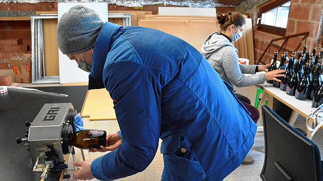 Mit Druck: Maximilian Wagner hat in St. Blasien eine Sektmanufaktur gegründet. Mit einer druckluftbetriebenen Maschine wird die Kapsel ...