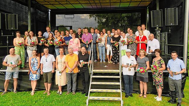 Beim Sommerfest der Firmengruppe Pajunk können zahlreiche Mitarbeiter für langjährige Zugehörigkeit geehrt werden. Geschäftsführerin ...