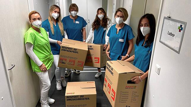 Die Umzugskisten sind vorbereitet: Janine Räder (l.) von der Praxis Dr. Daniel Schlittenhardt und das Team von Dr. Annette Fenske (3. ...