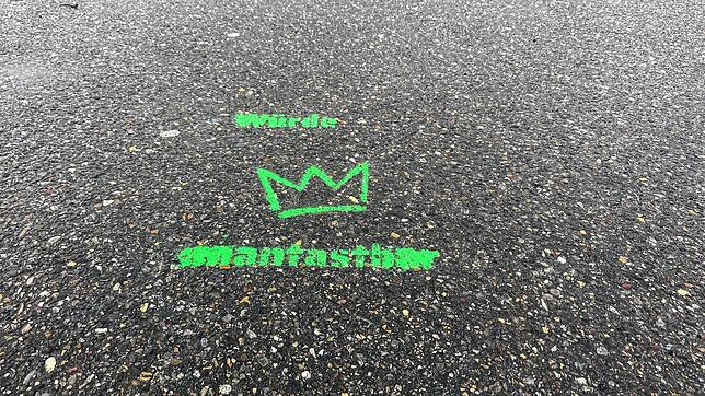 Die Graffiti auf dem Dillplatz zeigen eine Krone sowie die Wörter „Würde“ und „unantastbar“.