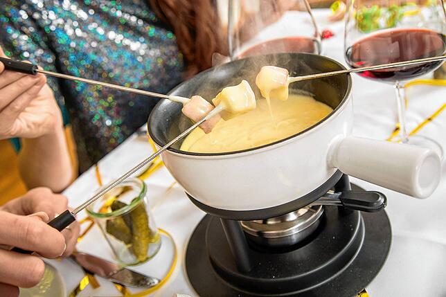 Auch ein weiteres Käsegericht ist bei den Deutschen ganz vorn: das Fondue. Wie beim Raclette häufen sich die Suchanfragen im Dezember.