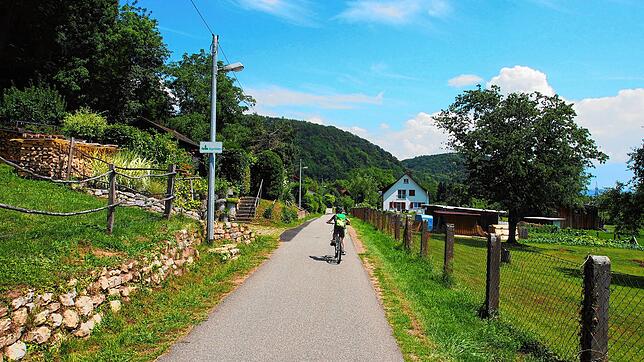 Vorbei an ländlicher Idylle führt der Fahrradweg zwischen Herten und Degerfelden.