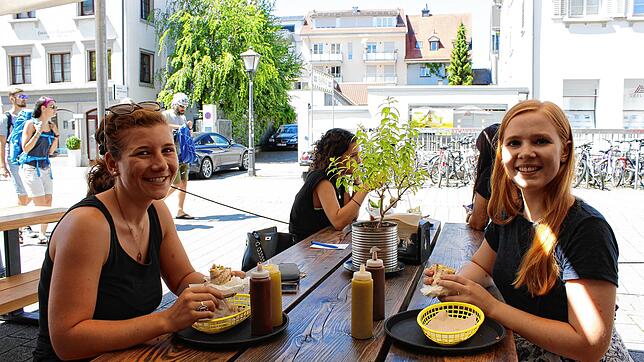 Junge Gäste genießen das Mittagessen im Burro Burro.
