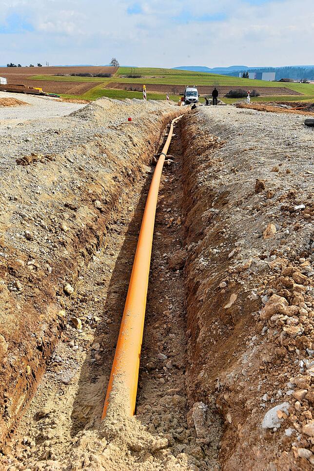 Auf der Baustelle werden die Leitungen verlegt. Nach Wasser kommt jetzt Strom.