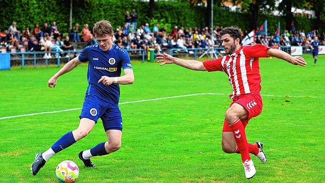 Connor Mitchell (links, hier im Duell mit dem Konstanzer Markus Hain) wird in der nächsten Saison nicht mehr das Trikot des SC ...