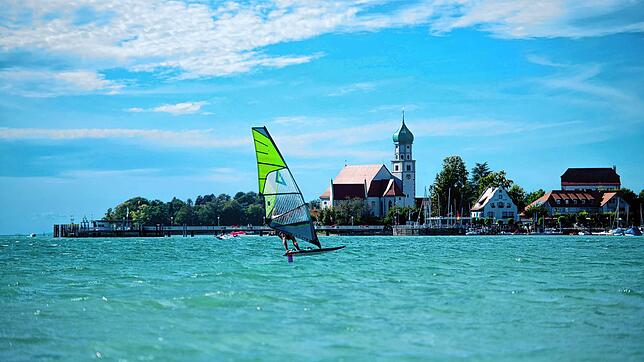 Ein Windsurfer vor Wasserburg: Bei gutem Wetter ein beliebtes Freizeitvergnügen – doch gewisse Regeln sollten nicht über Bord geworfen ...