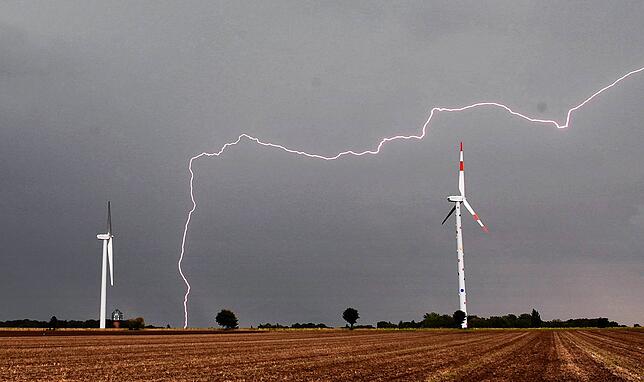 Hier ging‘s vermutlich noch gut, aber Blitze treffen vergleichsweise häufiger hohe Punkte im Gelände – wie solche Windräder.