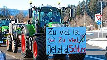 Ein Schlepper aus dem Landkreis Waldshut nimmt am 11. Januar 2024 an einer Sternfahrt nach Rothaus teil (Archivbild). Für Mittwoch, 31. ...