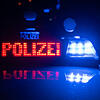 Die Polizei (Symbolbild) sucht nach einer Personengruppe, die in Schwenningen einen 24-Jährigen überfiel.