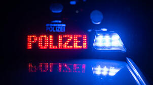 Die Polizei (Symbolbild) sucht nach einer Personengruppe, die in Schwenningen einen 24-Jährigen überfiel.
