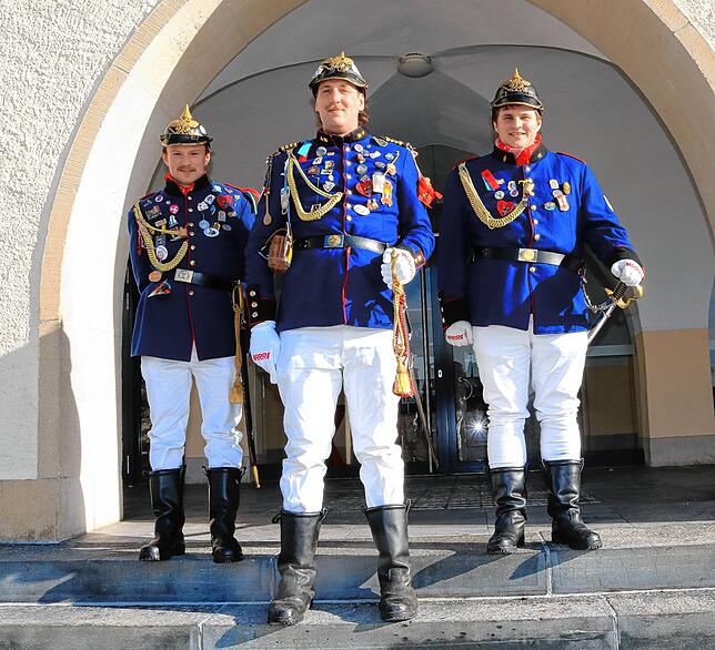 In ihren Uniformen setzt die männliche Narrenpolizei in Löffingen das Fasnetsrecht durch. Hier von links Felix Butsch, Chef Samuel ...