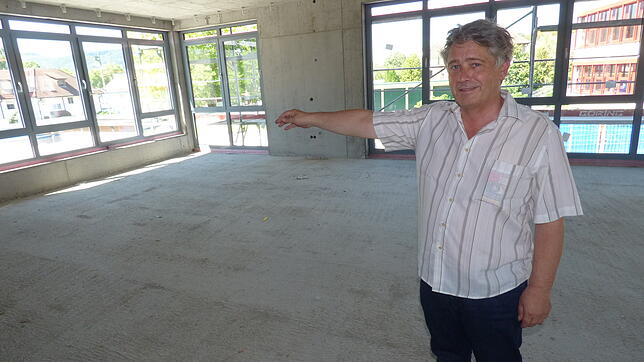 Noch fehlen Farbe, Tische und Stühle: Der Ganztagspavillon der Hans-Thoma-Schule mit Mensa soll im Herbst in Betrieb gehen. Rektor ...