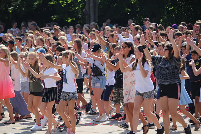 Hunderte Realschüler verabschieden sich auf dem Pausenhof der Schule mit einer großen Choreografie und Konfettikanonen von ihrem ...
