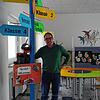 Jan Becker, Schulleiter der Grundschule Moos-Weiler, im Eingangsbereich der Schule. Wegweiser sorgen dafür, dass sich die Schüler ...