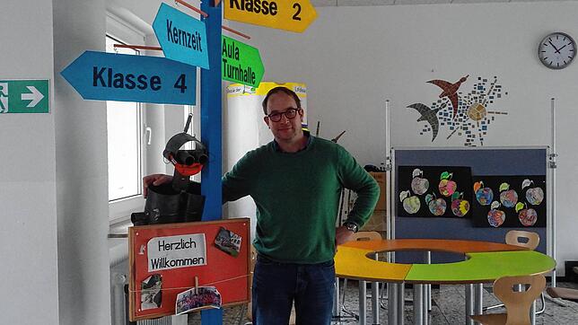 Jan Becker, Schulleiter der Grundschule Moos-Weiler, im Eingangsbereich der Schule. Wegweiser sorgen dafür, dass sich die Schüler ...