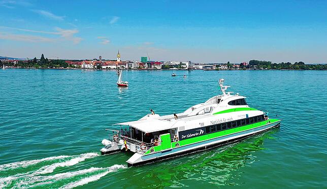 Katamaran Fridolin, vier vor Friedrichshafen. Der pendelt zusammen mit den Schwesterschiffen Ferdinand und Constanze im Stundentakt ...