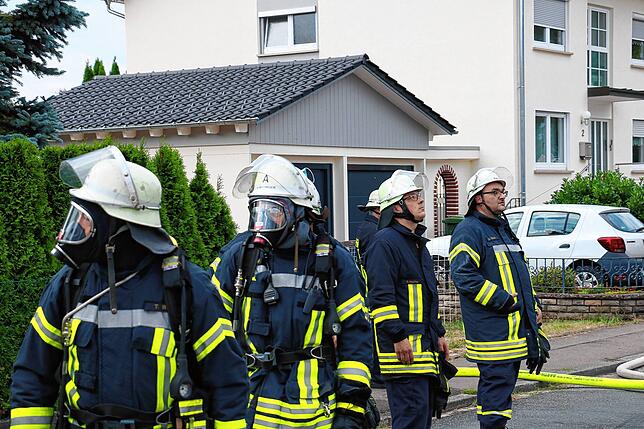 Atemschutzträger warten auf ihren Einsatz.