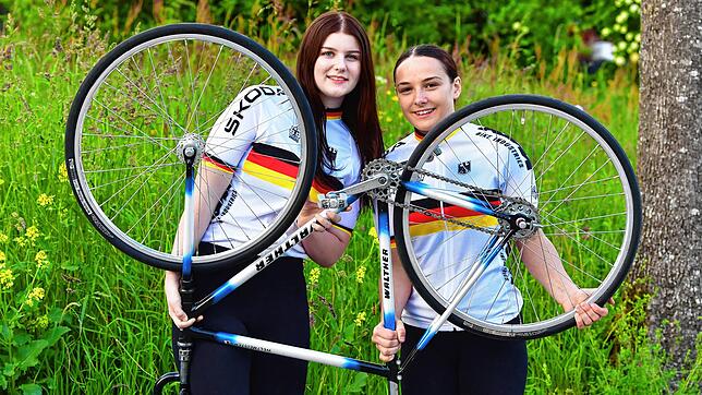 Erfolgswelle: Letizia Daudey (links) und Sofia Baier gewannen den Deutschen Meistertitel im Zweier-Kunstradfahren der Juniorinnen. Nun ...