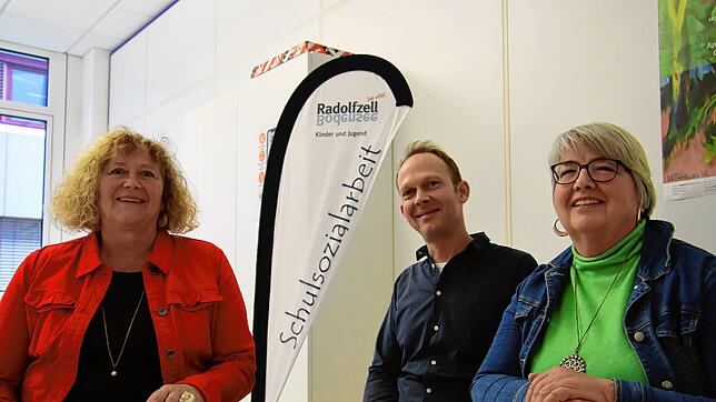 Eva-Maria Beller, Leiterin der Abteilung Kinder und Jugend bei der Stadt Radolfzell, freut sich, Arno Bone und Dagmar Beck (von links) ...