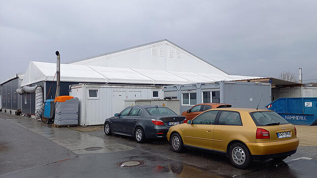 Nur noch wenige Tage wird die Leichtbauhalle im Industriegebiet von Flüchtlingen bewohnt, die meisten sind bereits ausgezogen. Die Halle ...