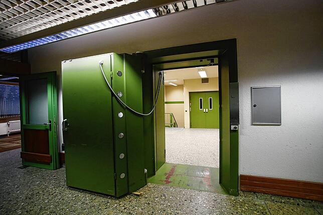 (Archivbild) Hinter den grünen Stahltüren im Untergeschoss der ehemaligen Landeszentralbank liegt der Tresorraum. Die Wände sind hier so ...