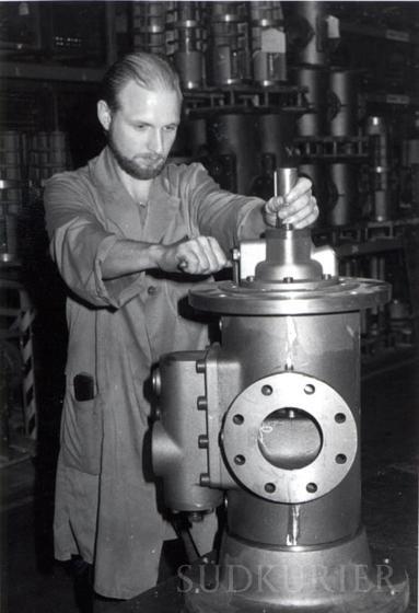 Ein Allweiler-Mitarbeiter arbeitet 1986 an einer produzierten Pumpe. Bild: SK-Archiv