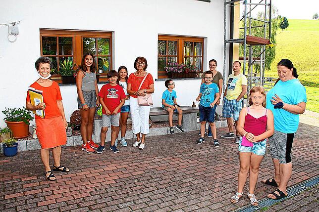 Die Urlaubsgäste sind schon gespannt auf das Referat von Birgit Schwarzmeier (links), die im Auftrag des Landratsamtes die Eheleute ...