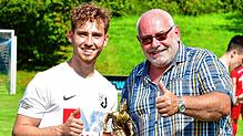 Tor des Jahres 2020: Hannes Linke vom FC Erzingen wurde vor der Partie gegen den FC Wallbach von SÜDKURIER-Sportredakteur Matthias ...