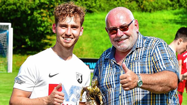 Tor des Jahres 2020: Hannes Linke vom FC Erzingen wurde vor der Partie gegen den FC Wallbach von SÜDKURIER-Sportredakteur Matthias ...