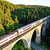 Auf der Gäubahn-Strecke: Ein Zug fährt über die Einöd-Talbrücke bei Immendingen.