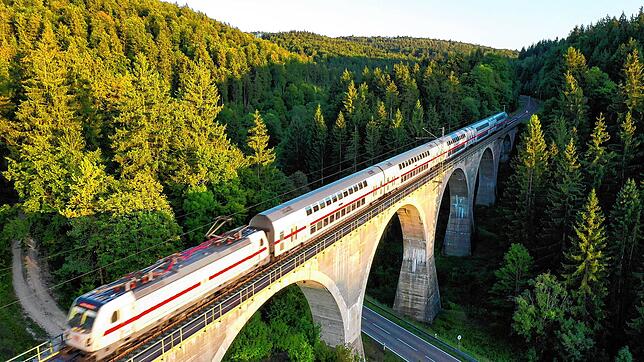 Auf der Gäubahn-Strecke: Ein Zug fährt über die Einöd-Talbrücke bei Immendingen.