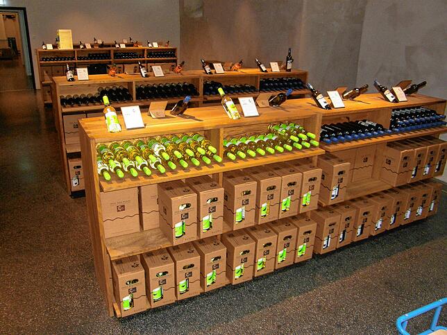 In der Vinothek des Winzervereins wird ein Großteil des Reichenauer Weins verkauft. Die Flaschen sind günstig auf Augenhöhe effektvoll ...