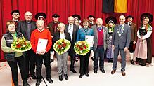 Zur Erinnerung stellten sich die beim Neujahrsempfang Geehrten mit ihren Partnern, Laudatoren und den Trachtenträgern auf. Im ...
