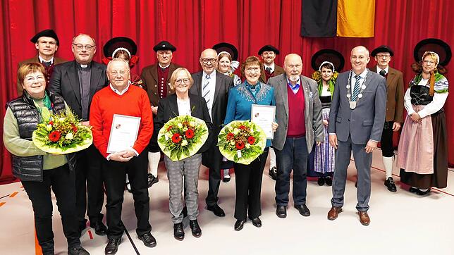 Zur Erinnerung stellten sich die beim Neujahrsempfang Geehrten mit ihren Partnern, Laudatoren und den Trachtenträgern auf. Im ...