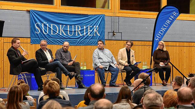 Aufmerksam verfolgen die mehr als 300 Zuhörer das Podium in der Randenhalle in Tengen.