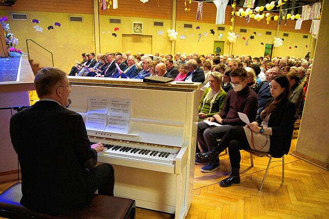 Pfarrer Michael Benner ist musikalisch und versteht es die Menschen mit Liedern zu berühren, wie hier beim Neujahrsempfang in Fischbach.