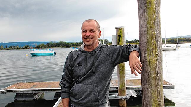 Franz Holzner, Abteilungsleiter der Fischer im Markelfinger Wassersportclub, auf dem Steg des Vereinsgeländes im Markelfinger Winkel. ...