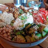 Die reichhaltige und sehr leckere „Türkische Bowl“ mit Reis, Hummus, Kichererbsen, Tomaten, Gurke, gebratenem Hähnchen, ...