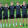 Neue Gesichter: Trainer Michael Hagmann (links) vom Verbandsliga-Aufsteiger SV 08 Laufenburg freut sich über die Neuzugänge (weiter von ...