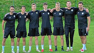 Neue Gesichter: Trainer Michael Hagmann (links) vom Verbandsliga-Aufsteiger SV 08 Laufenburg freut sich über die Neuzugänge (weiter von ...