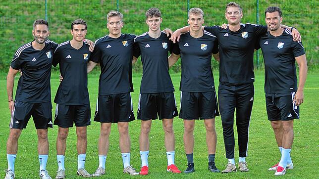 Neue Gesichter: Trainer Michael Hagmann (links) vom Verbandsliga-Aufsteiger SV 08 Laufenburg freut sich über die Neuzugänge (weiter von ...