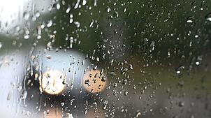 Es sind Gewitter mit Starkregen möglich. (Archivbild)