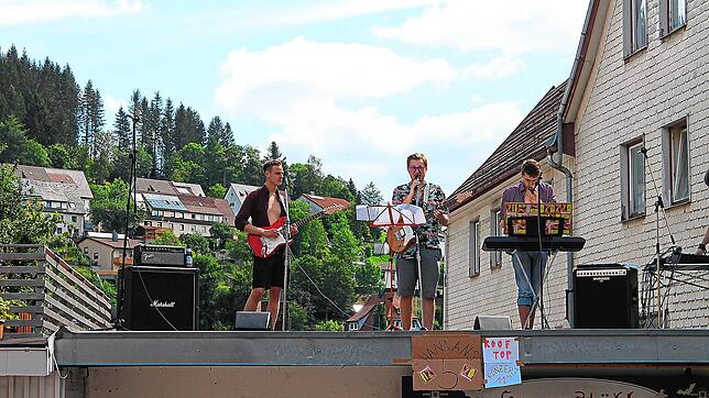 Auf dem Dach des Hexenstüble hat die Band Hannans 5 ihren ersten Auftritt. Am Samstag erfreuen Johannes Fleischmann, Sebastian Kaiser ...