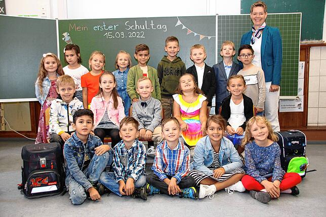 Ihren ersten Schultag in der Conradin-Kreutzer-Schule Meßkirch feierten die 19 Jungen und Mädchen der Klasse 1a mit ihrer ...